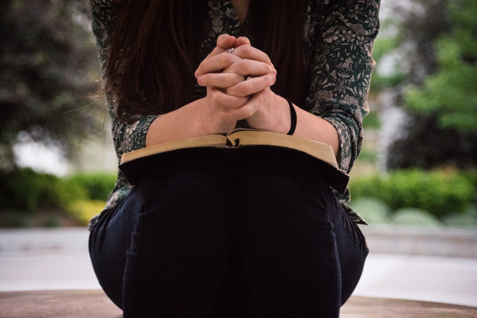 Orar es un acto en el que se busca tener comunicación con un ser supremo. (Foto Prensa Libre: Olivia Snow on Unsplash).