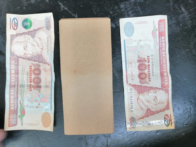 Un hombre que le exigía dinero a una mujer para no publicar videos íntimos fue capturado cuando se disponía a recoger el supuesto paquete de efectivo. (Foto Prensa Libre: PNC)