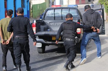 Decenas de personas fueron capturadas por la PNC en el 2020. (Foto prensa Libre: PNC)