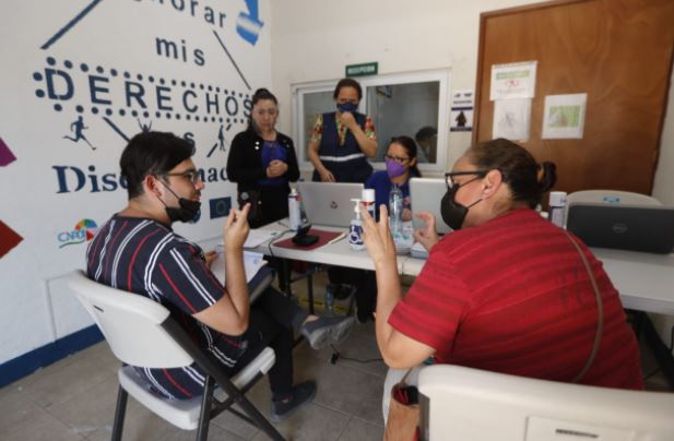 Personas con discapacidad buscan una oferta laboral en Feria de Empleo. (Foto Prensa Libre: Esbin García) 