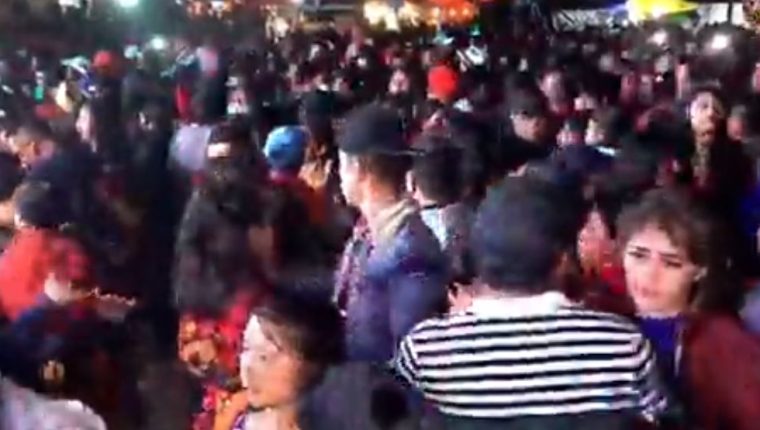 Muchas personas han relajado las medidas para prevenir contagios de covid-19. (Foto Prensa Libre: Hemeroteca PL).