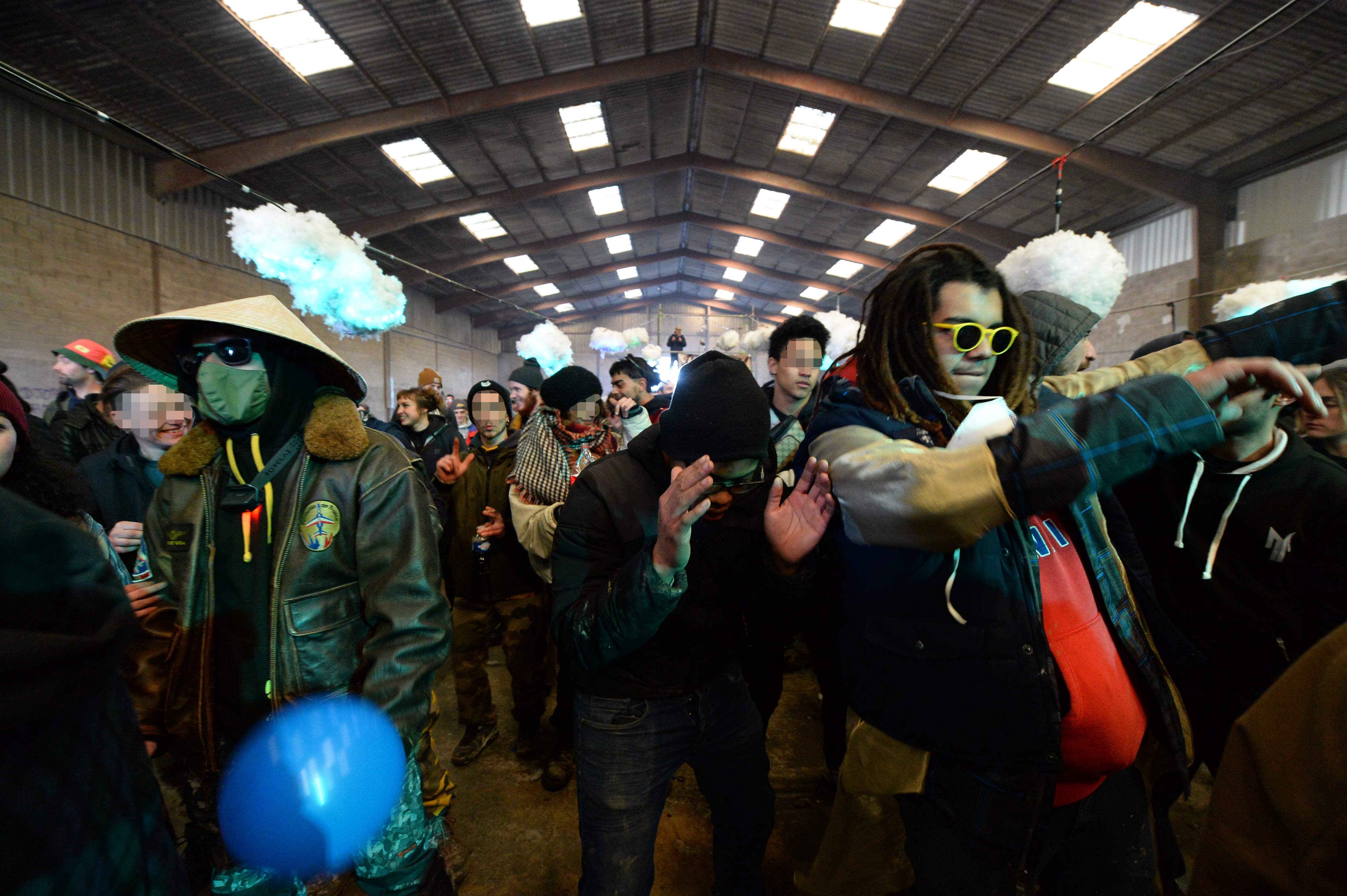 Alrededor de 2 mil 500 personas se reunieron en una fiesta clandestina para despedir el 2020. (Foto Prensa Libre: AFP)