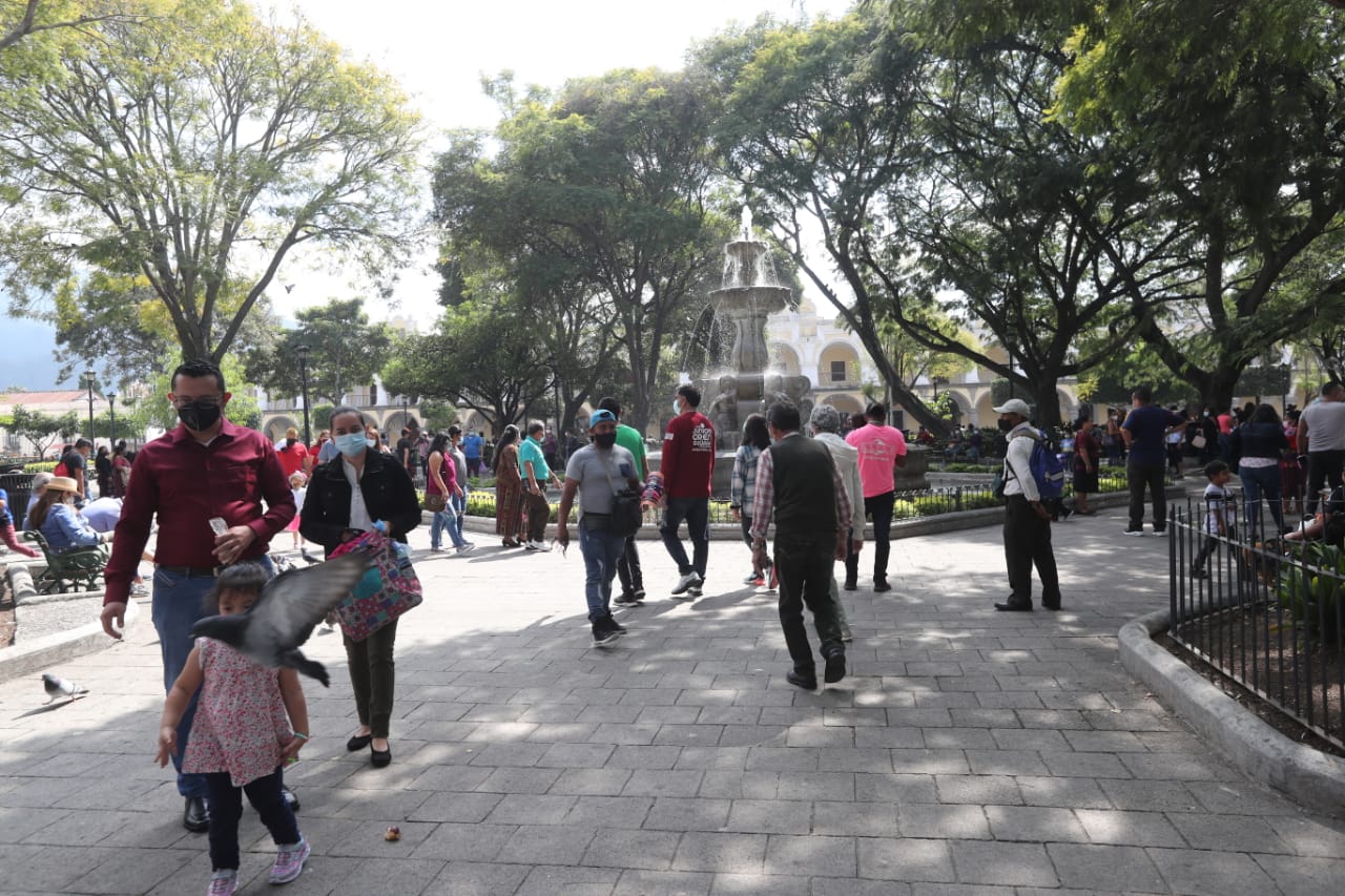 Los guatemaltecos llegaron a la Antigua Guatemala en el primer día del 2021. (Foto Prensa Libre: Érick Ávila)