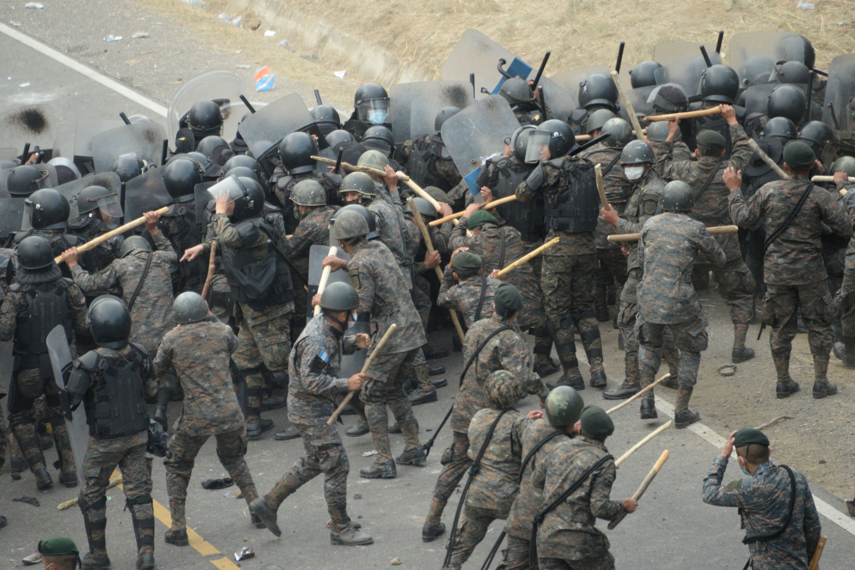Migrantes hondureños, parte de una caravana que se dirige a los Estados Unidos, chocan con las fuerzas de seguridad guatemaltecas en Chiquimula. (Foto Prensa Libre: AFP).