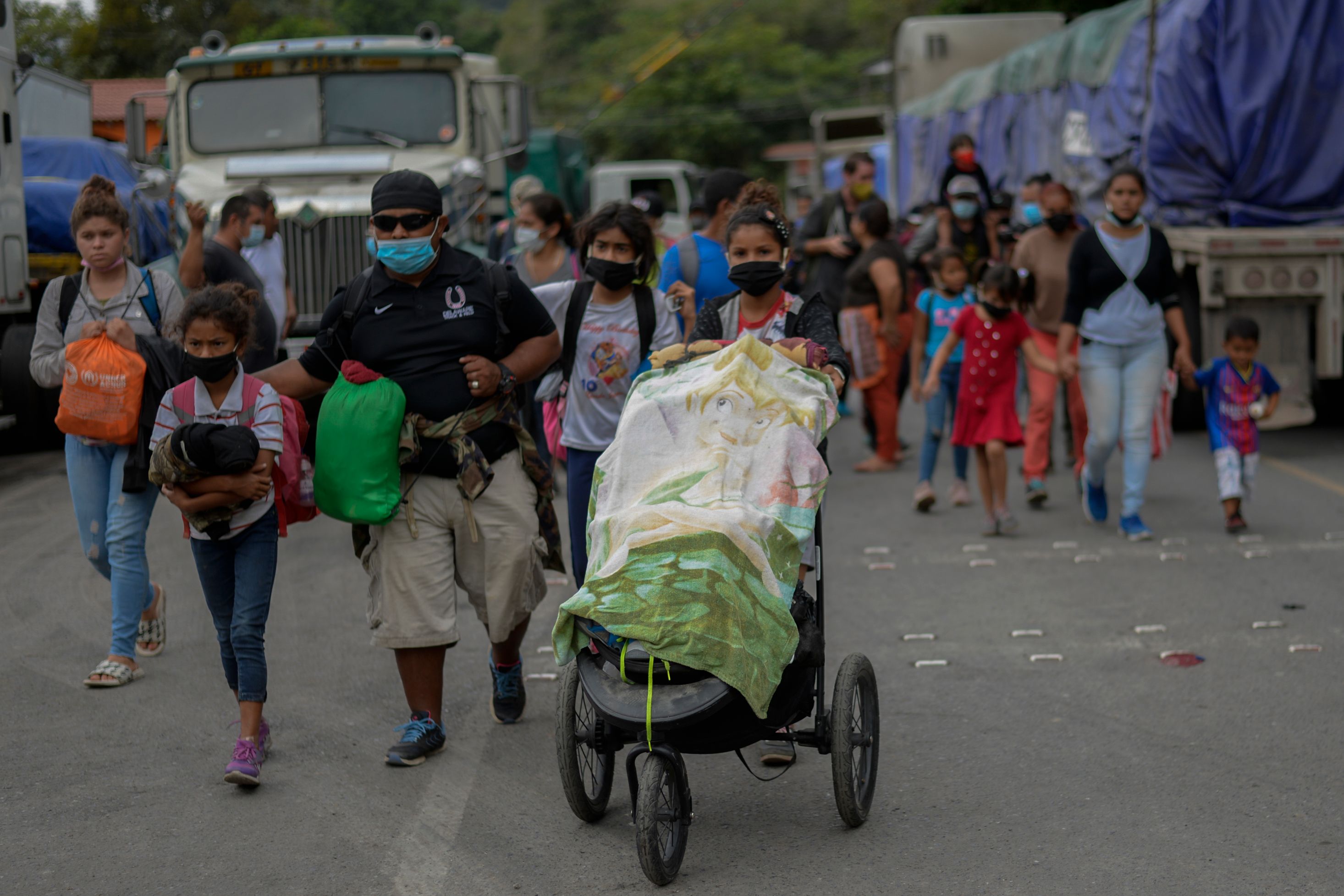 Miles de migrantes hondureños intentan llegar a Estados Unidos, y para llegar cruzan por Guatemala. (Foto Prensa Libre: AFP)