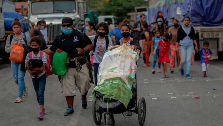 Miles de migrantes hondureños intentan llegar a Estados Unidos, y para llegar cruzan por Guatemala. (Foto Prensa Libre: AFP)