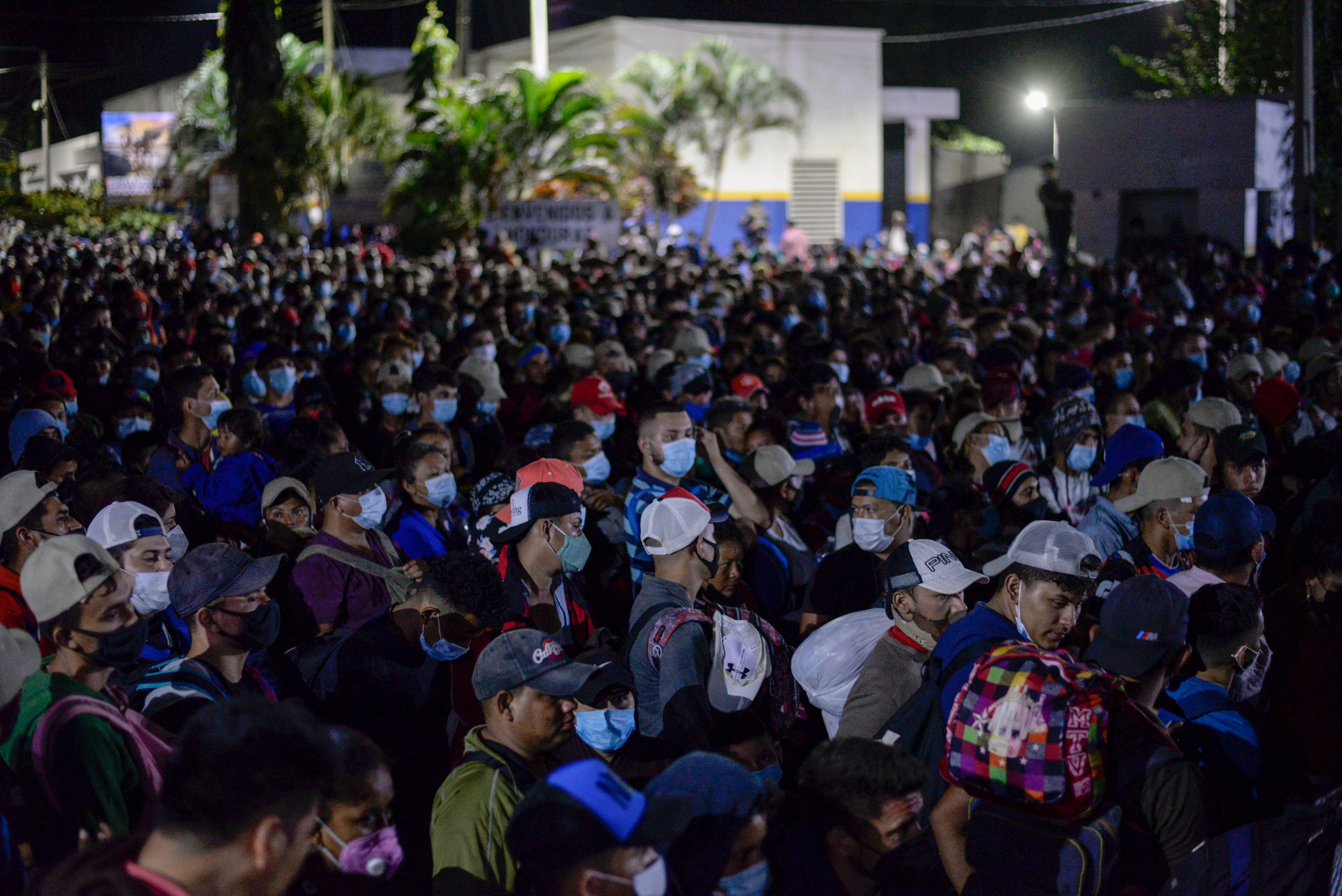 Marea de hondureños ingresa a Guatemala sin que la PNC lo pudiera evitar. (Foto: AFP)