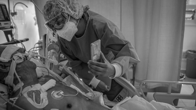 Una enfermera sostiene un teléfono móvil junto a la cama de un paciente con Covid-19 en la unidad de cuidados intensivos de la clínica especializada en enfermedades pulmonares y respiratorias INER. Foto: Jacky Muniello / picture alliance a través de Getty Images.