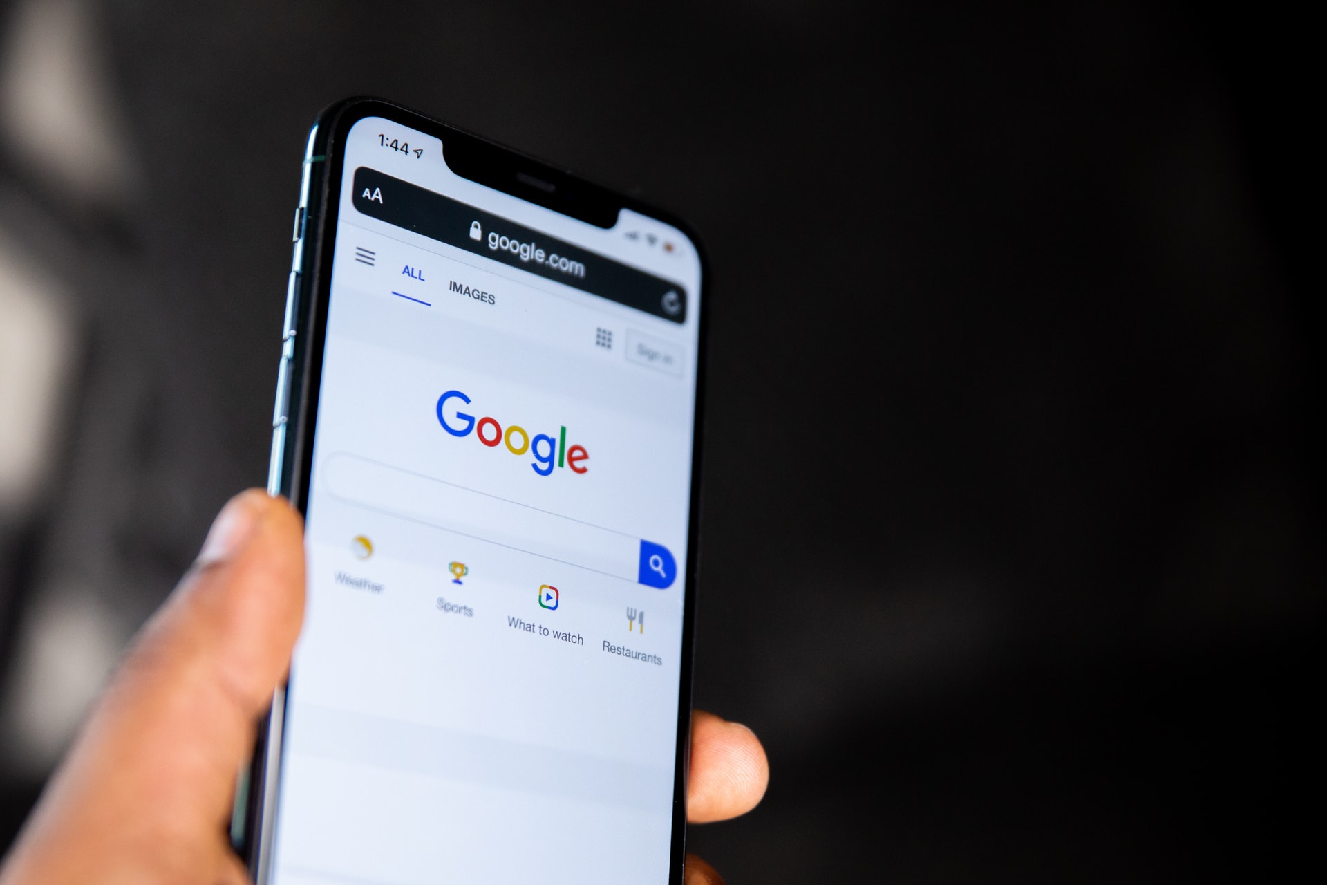 Diferentes herramientas de Google ayudan al ayudan al motor de búsqueda a entender mejor lo que el usuario está buscando. (Foto Prensa Libre: Solen Feyissa en Unsplash).