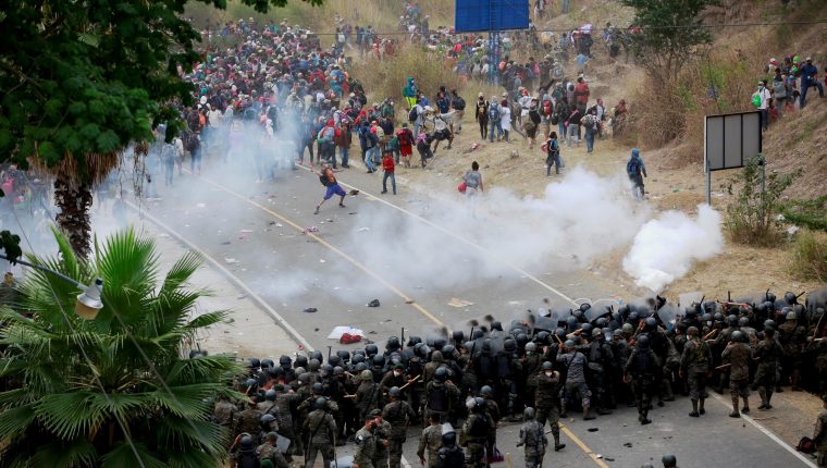 Soldados y policías de Guatemala forman una barricada humana y lanzan gases lacrimógenos para detener a los migrantes hondureños en Chiquimula. (Foto Prensa Libre: Hemeroteca PL)