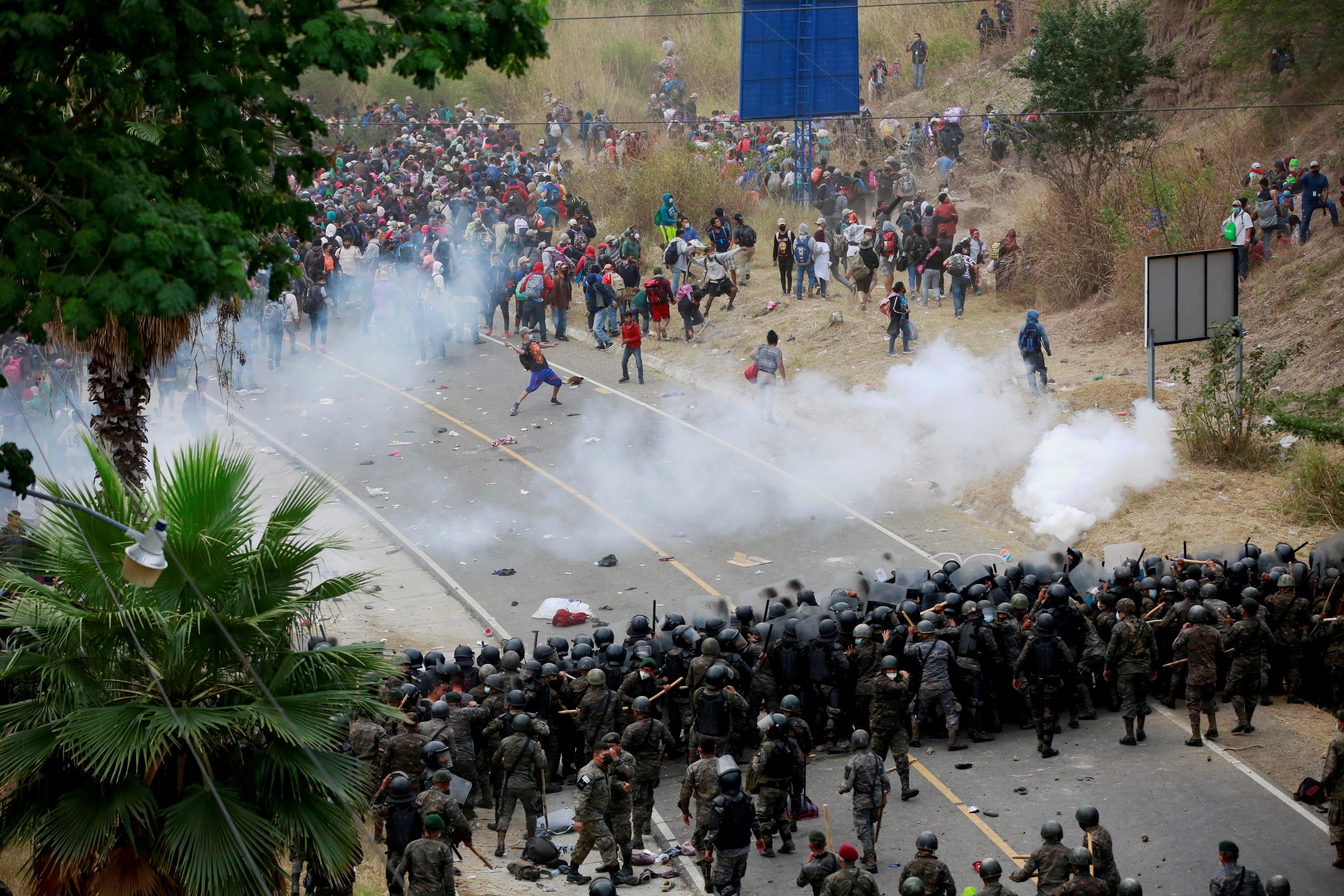 Soldados y policías de Guatemala forman una barricada humana y lanzan gases lacrimógenos para detener a los migrantes hondureños en Chiquimula. (Foto Prensa Libre: EFE)