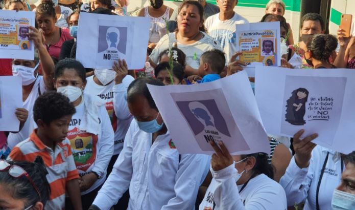 Pobladores piden justicia por la muerte de Hillary Arredondo. (Foto Prensa Libre: Enrique Paredes)