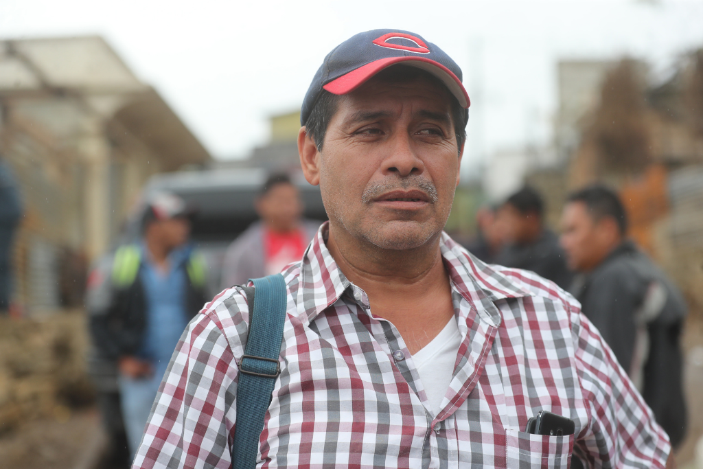 Luis Luis Batún es comerciante y relata los daños que causó el agua en la población. Foto: Érick Ávila
