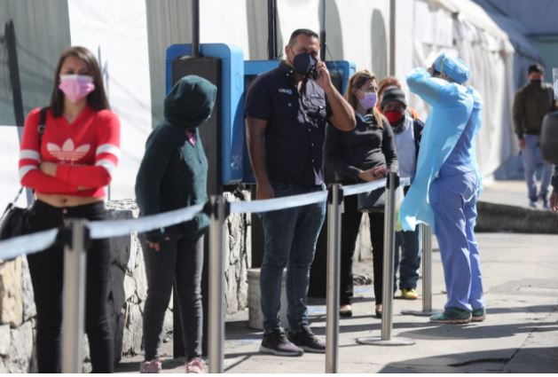 En el IGSS se incrementa la demanda para hacer pruebas de covid-19. (Foto Prensa Libre: Érick Ávila)