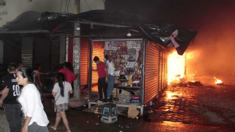 Algunos de los locales afectados por incendio en el mercado de artesanías de Esquipulas. (Foto Prensa Libre: Elizabeth Hernández) 
