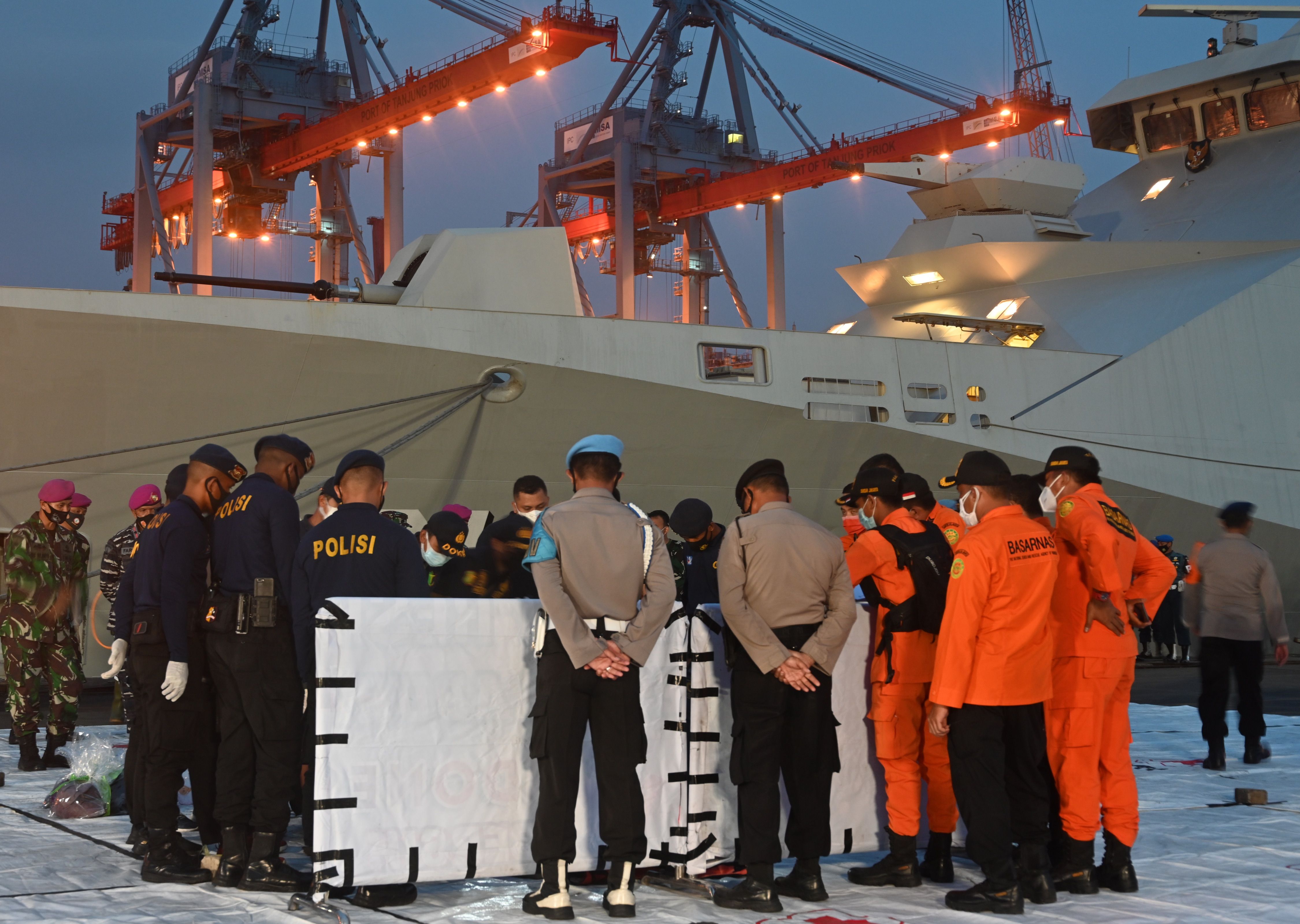 Autoridades identifican los restos del vuelo SJ182 de Sriwijaya Air en el puerto de Tanjung Priok, al norte de Yakarta. (Foto Prensa Libre: AFP)
