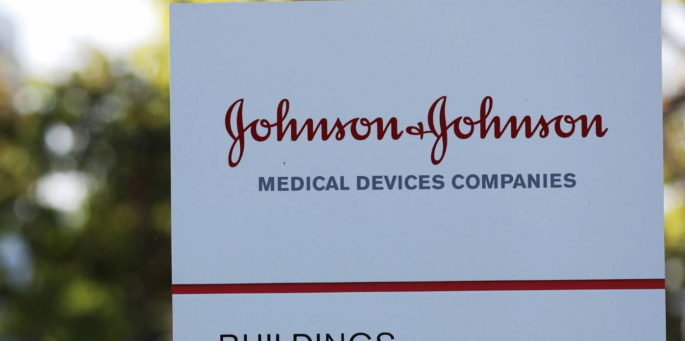Johnson & Johnson enviaría 100 millones de dosis a EE. UU. y 200 millones a la Unión Europea. (Foto Prensa Libre: AFP)