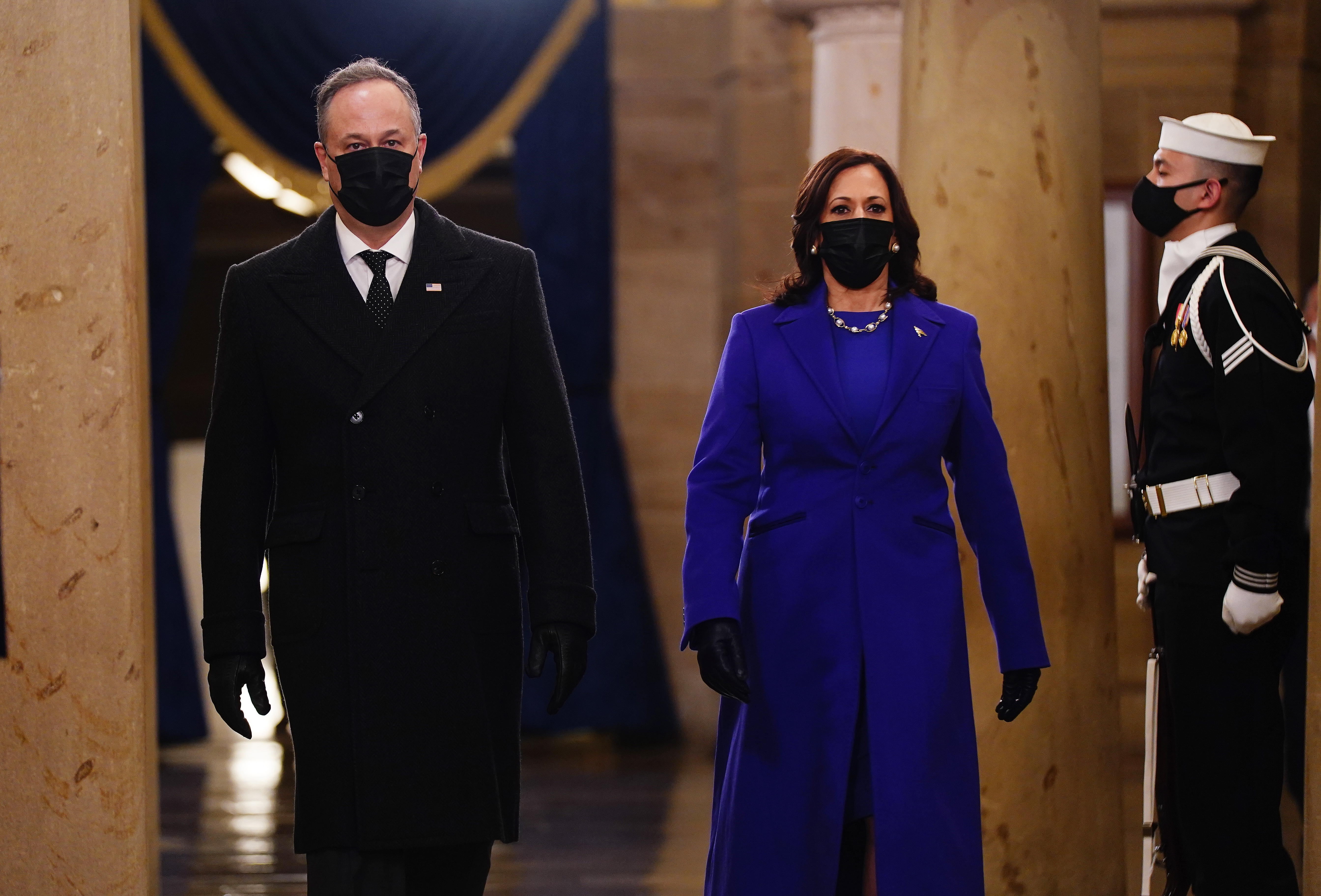 Kamala Harris y Doug Emhoff a su llegada al Capitolio para el acto de toma de posesión de la vicepresidencia de Estados Unidos. (Foto Prensa Libre: EFE/EPA/JIM LO SCALZO / POOL).