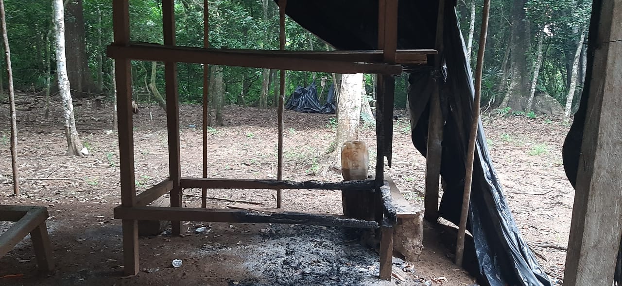 Así quedó el puesto de control que fue destruido. (Foto Prensa Libre: Conap)