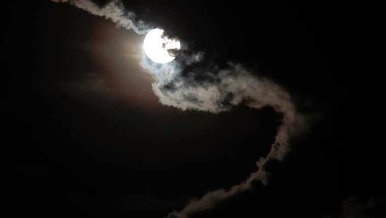 La luna llena vista desde la ciudad de Guatemala. (Foto Prensa Libre: Keneth Cruz)