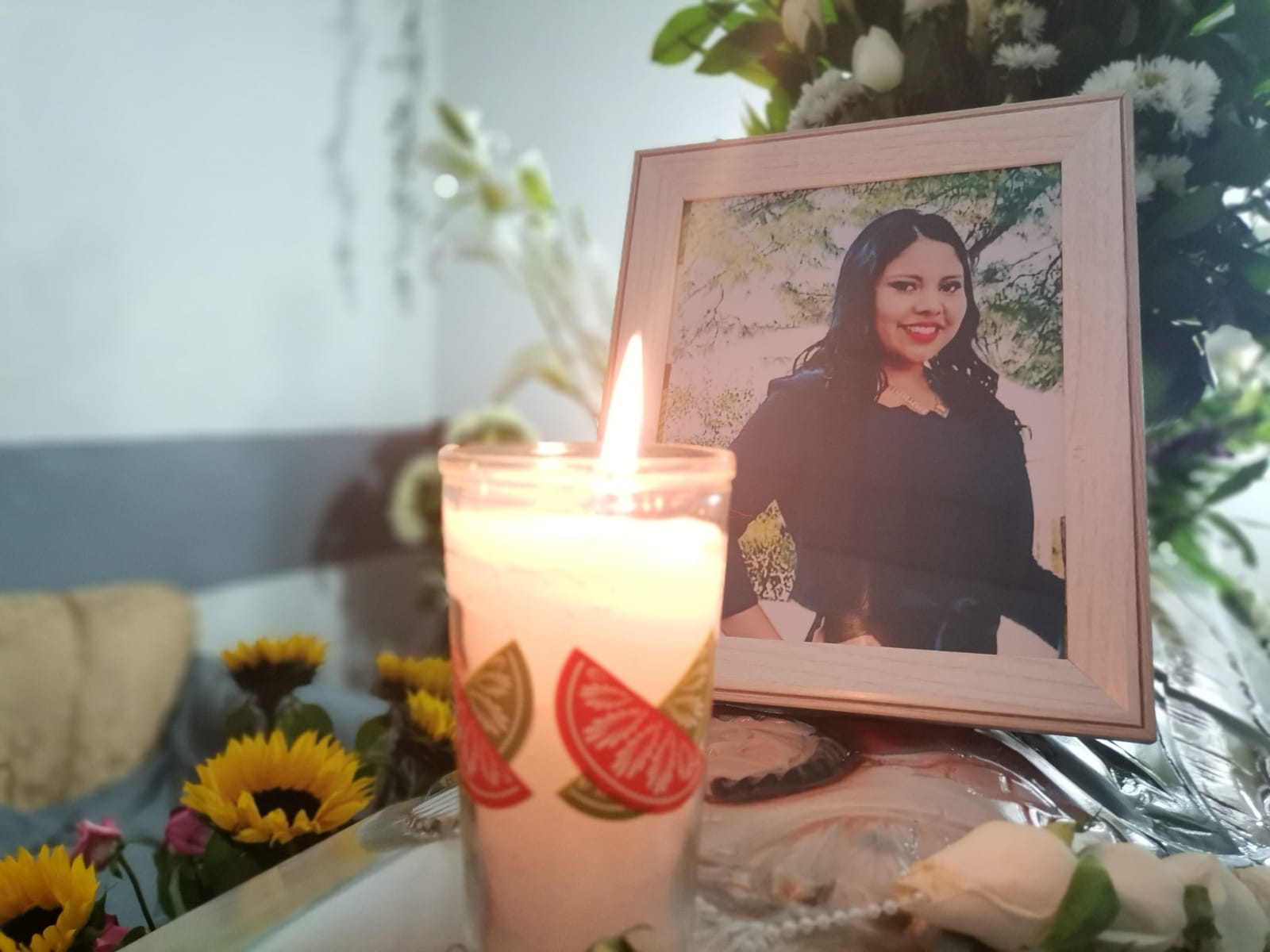 Familiares sepultaron a Luz María del Rocío López Morales en un cementerio de la zona 5. (Foto Prensa Libre: Cortesía) 