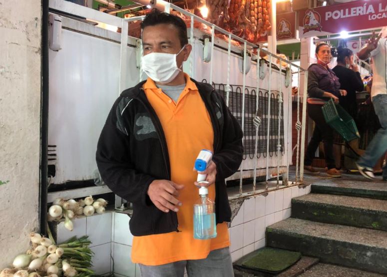 Francisco Catalán vela porque vendedores y compradores cumplan las normas de bioseguridad en el Mercado Sur Dos. (Foto Prensa Libre: Andrea Domínguez)
 
