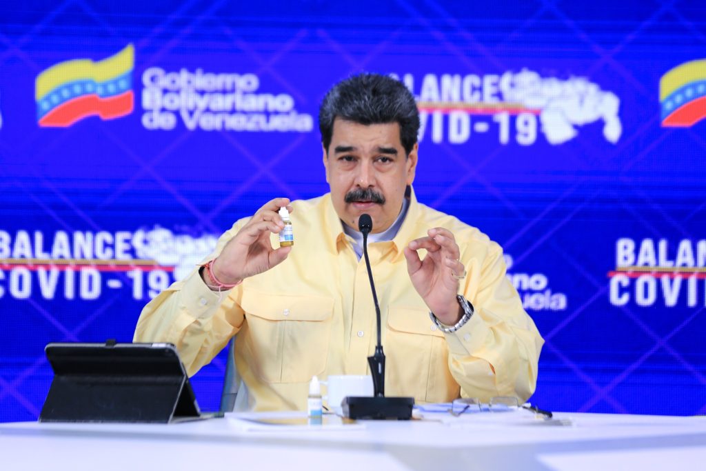 Maduro presenta sus "gotas milagrosas" en su alocución dominical. (Foto Prensa Libre: EFE)