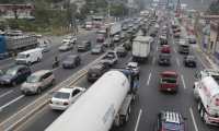 Tráfico vehicular en ruta al Pacífico cientos de vehículos circulan hacia el sur y norte del país. Foto Prensa Libre:  Erick Ávila