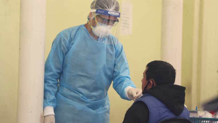 Pruebas de coronavirus en laboratorios móviles en Guatemala.  (Foto Prensa Libre: HemerotecaPL)