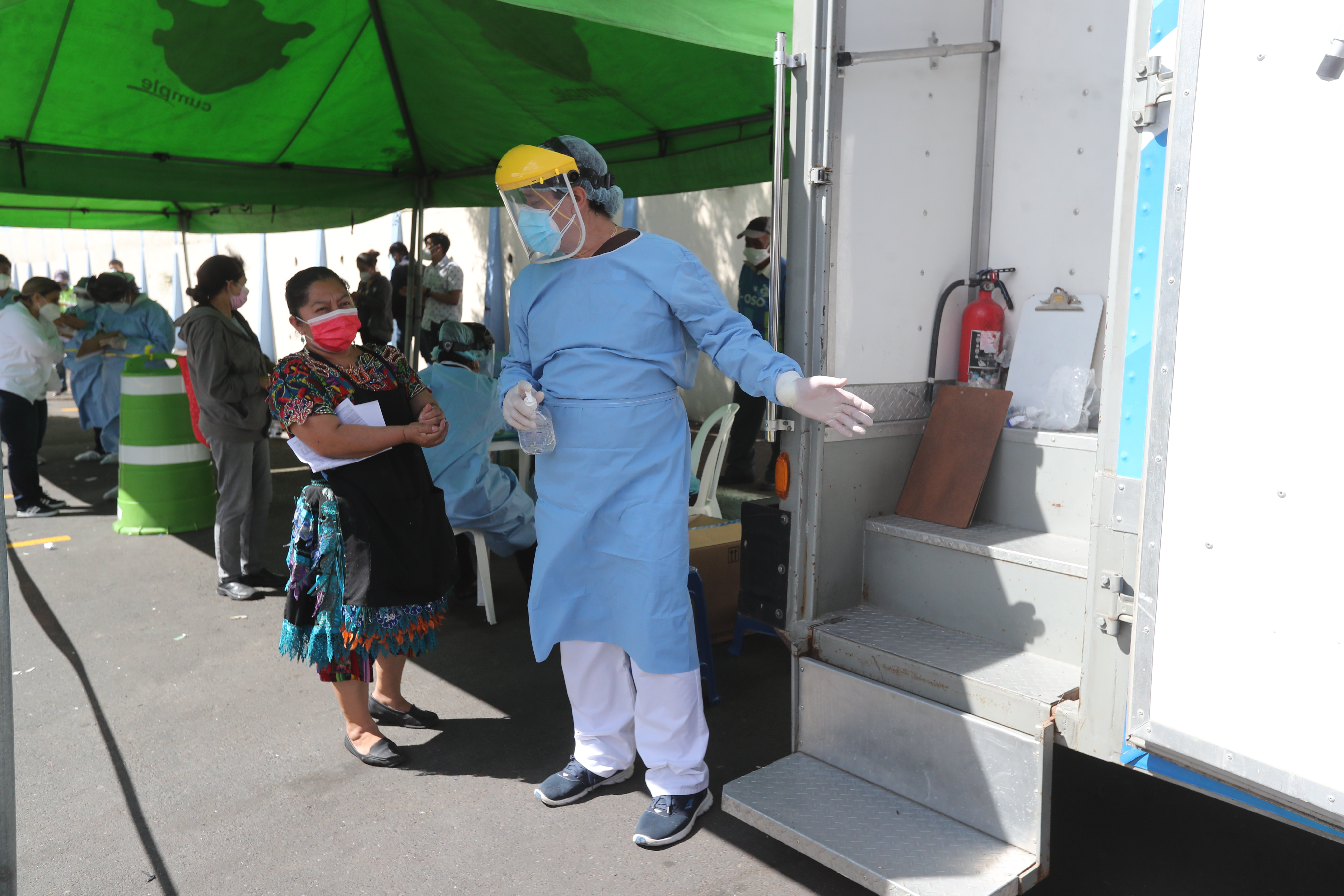 Los laboratorios mviles recorrern los mercados de la ciudad de Guatemala para realizar prueba de COVID 19 en la imagen varias personas se hacen fila para dar sus datos y hacerse la prueba esto en el Mercado el Guarda zona 11.


Fotografa. Erick Avila:                  13/01/2021