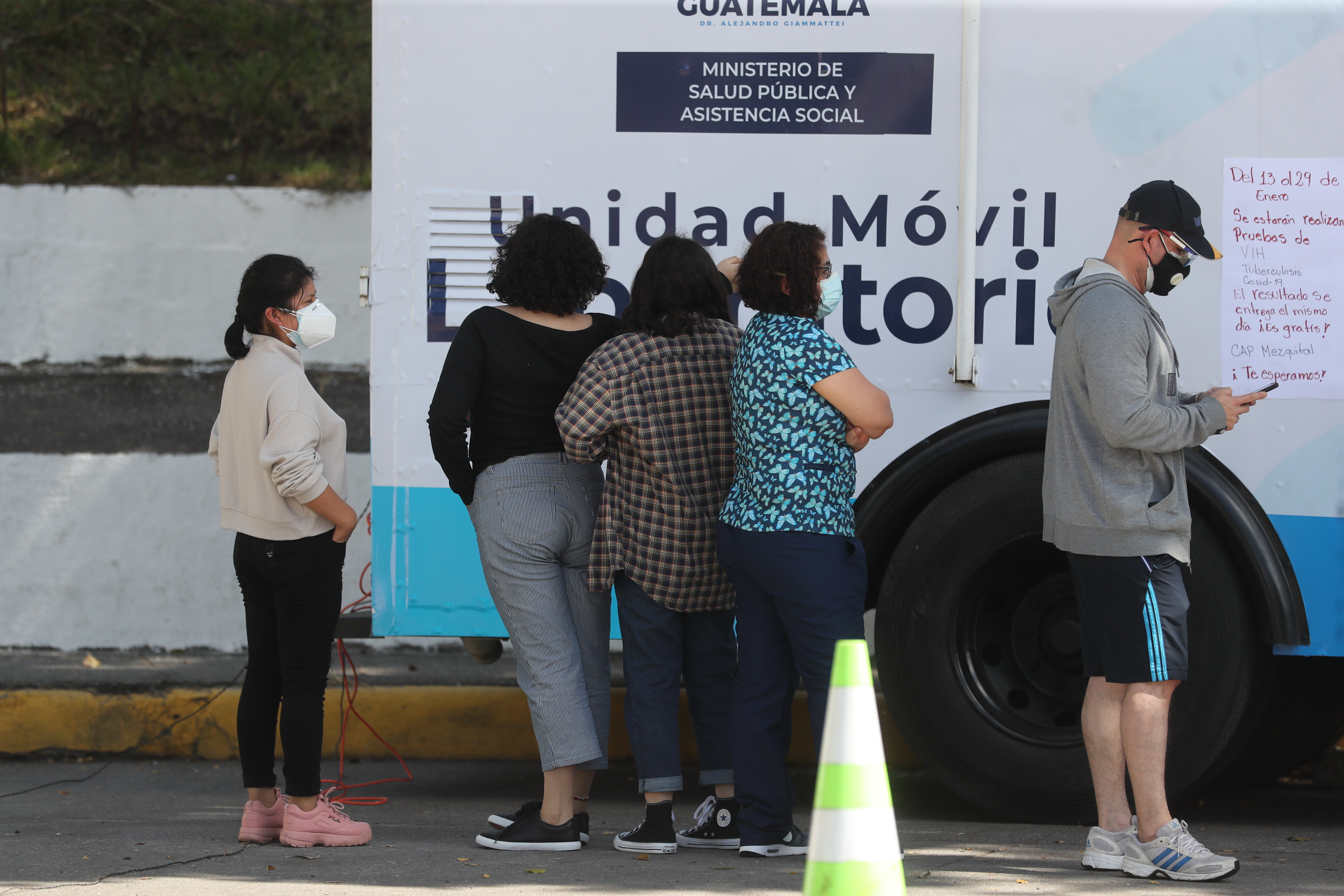 El Ministerio de Salud implementó los laboratorios móviles para hacer pruebas de coronavirus. (Foto Prensa Libre: Erick Ávila)