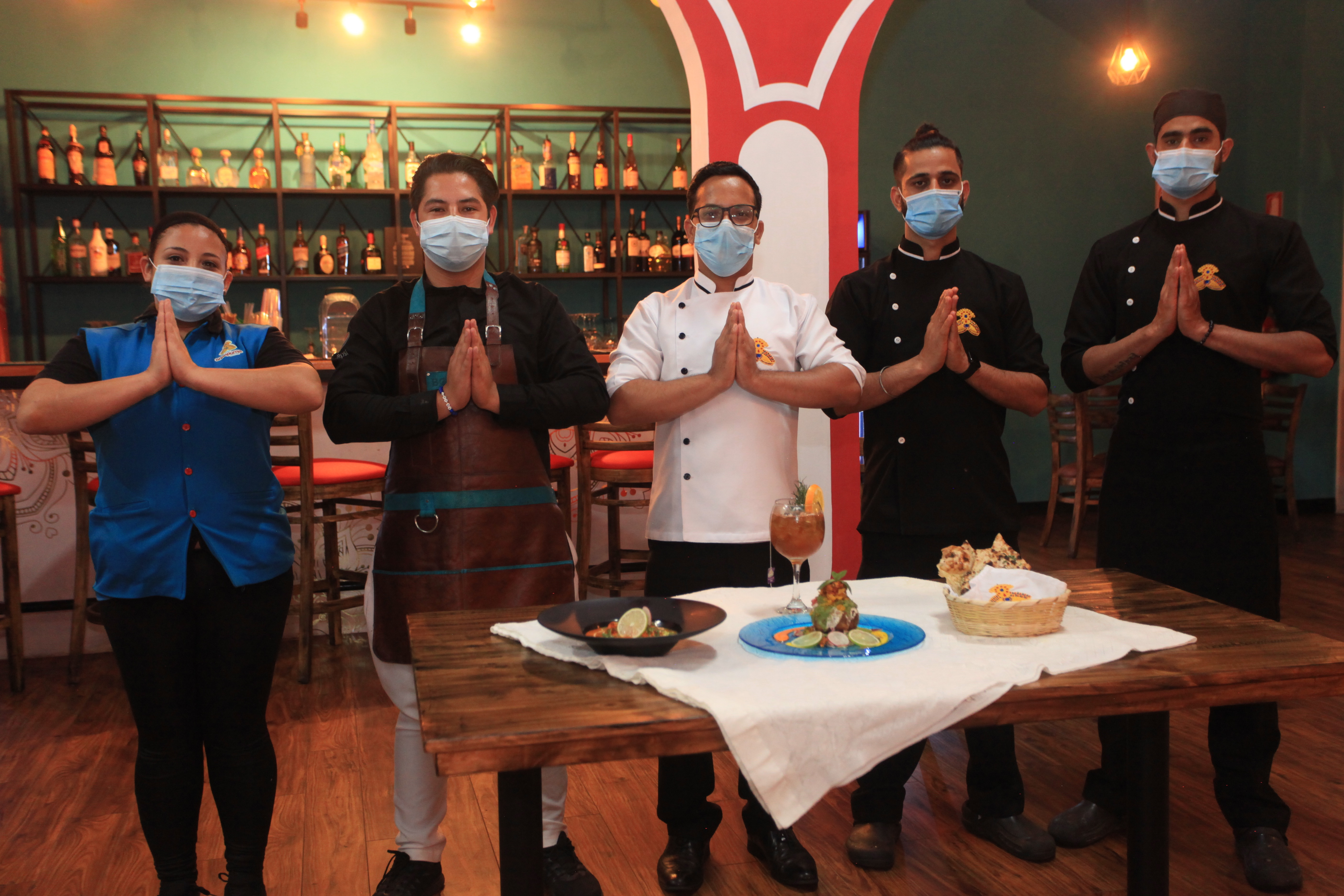 El chef Vijay Bhardwaj junto a su equipo de cocineros. (Foto Prensa Libre: Byron García)