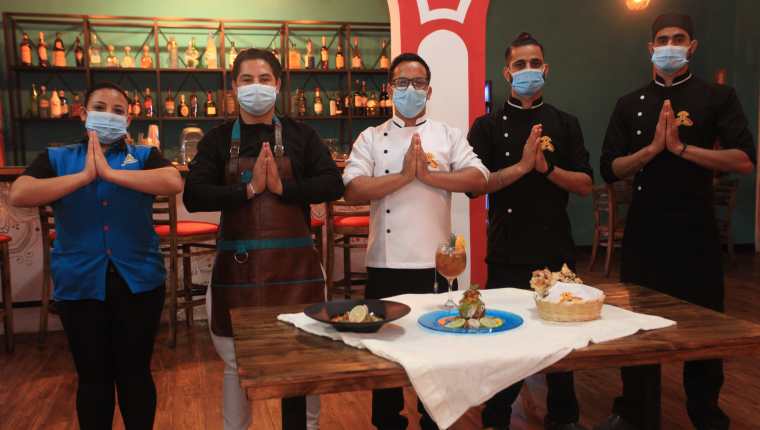 El chef Vijay Bhardwaj junto a su equipo de cocineros. (Foto Prensa Libre: Byron García)