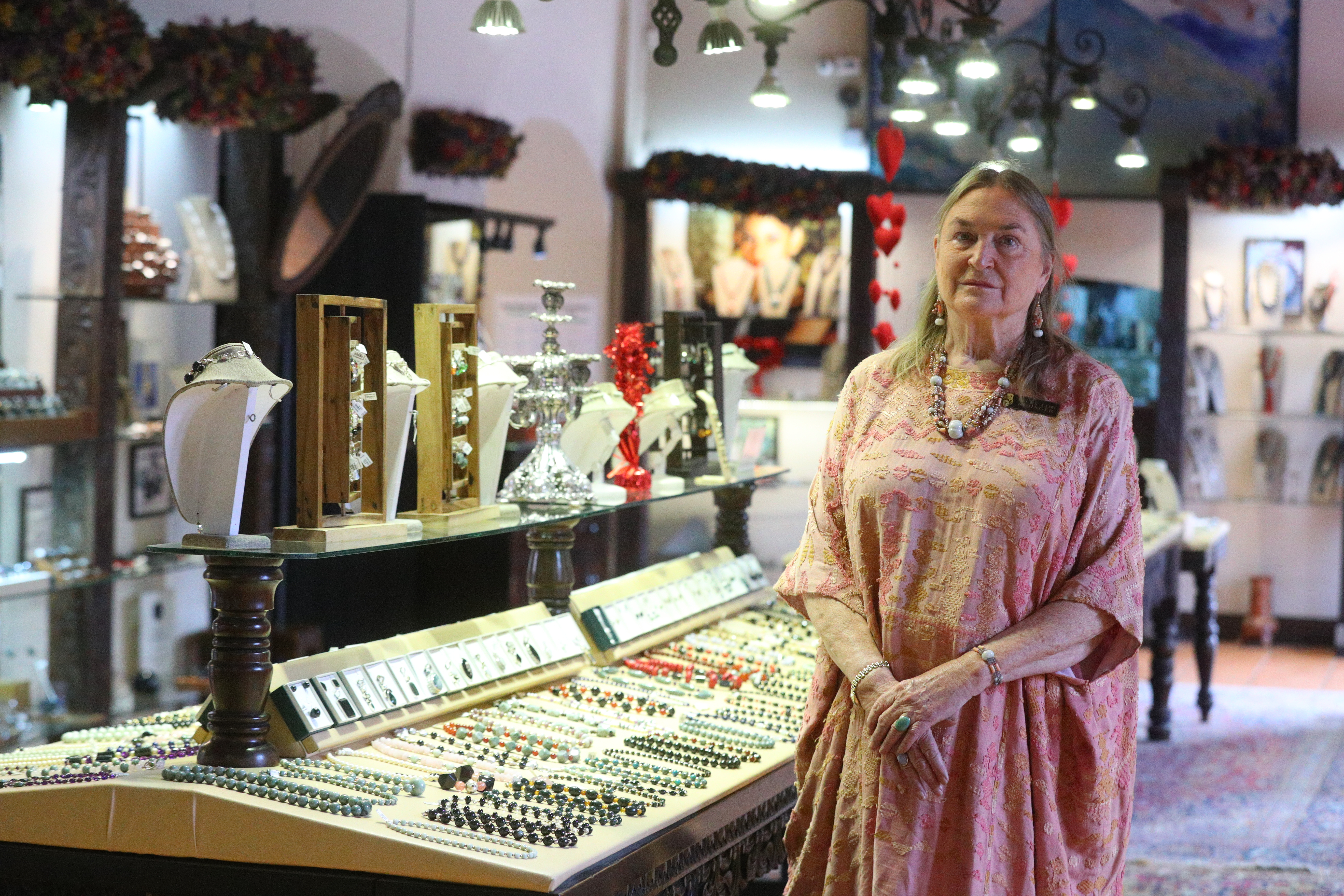 La arqueóloga Mary Lou Ridinger en su tienda "Jade Maya", ubicada en Antigua Guatemala. (Foto Prensa Libre: Fernando Cabrera)