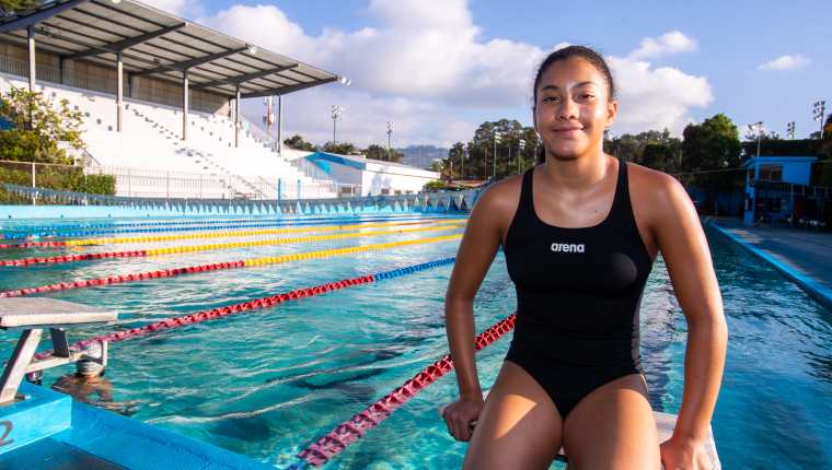 La nadadora guatemalteca entrena de lunes a sábado en la piscina de la Federación Nacional de Natación. Foto Prensa Libre: Juan Diego González.  