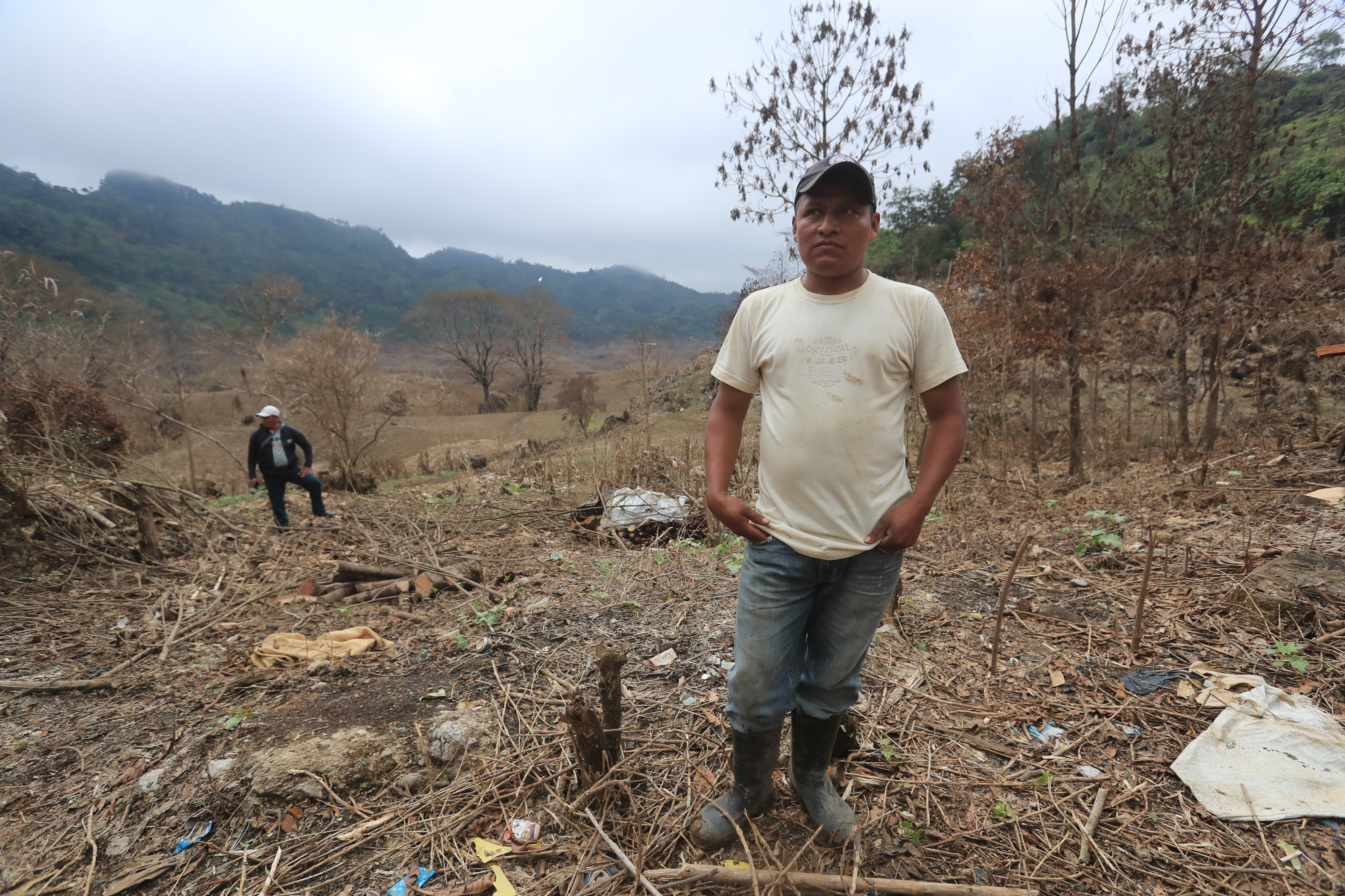 Un hombre muestra el terreno donde cultivaba  granos básicos en una aldea de San Pedro Carchá, Alta Verapaz, días después de las tormentas Eta e Iota. (Foto Prensa Libre: Juan Diego González). 