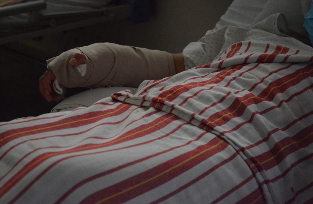 Paciente que fue sometida a cirugía de mano en el Hospital Nacional de Amatitlán. (Foto Prensa Libre: Cortesía)