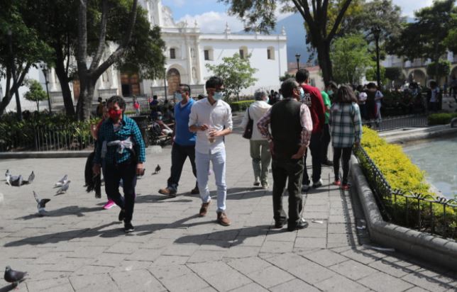 Personas salen protegidas a las calles par aprevenir casos de coronavirus. (Foto Prensa Libre: Érick Ávila)