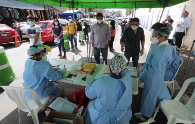 Salud implementa laboratorios móviles para ampliar la detección del covid-19. (Foto Prensa Libre: Hemeroteca PL)