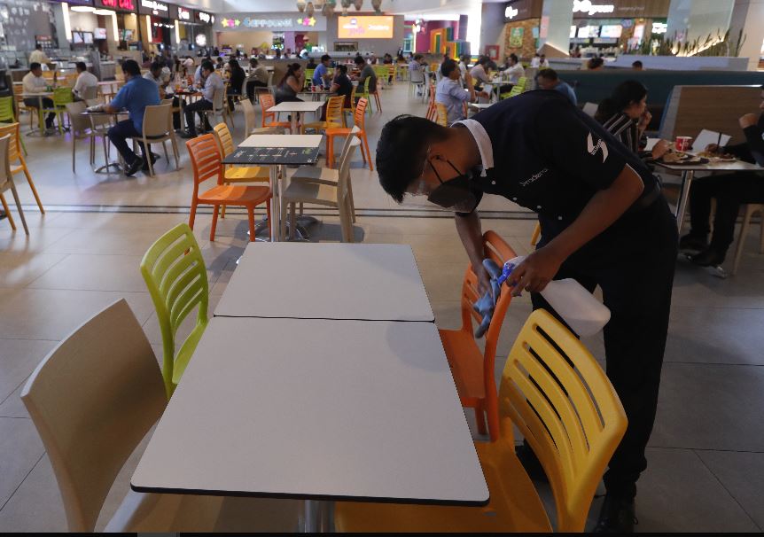 En los centros comerciales donde hay food courts mantienen distanciamiento físico,  limpieza constante y aforo limitado. (Foto Prensa Libre: Esbin García) 