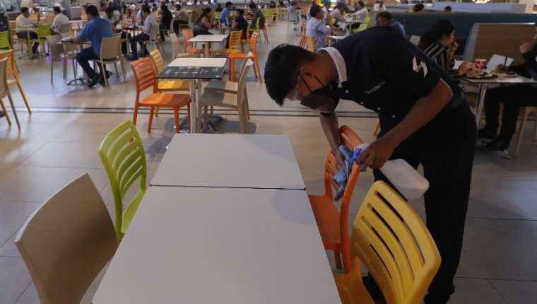 En los centros comerciales donde hay food courts mantienen distanciamiento físico,  limpieza constante y aforo limitado. (Foto Prensa Libre: Esbin García) 
