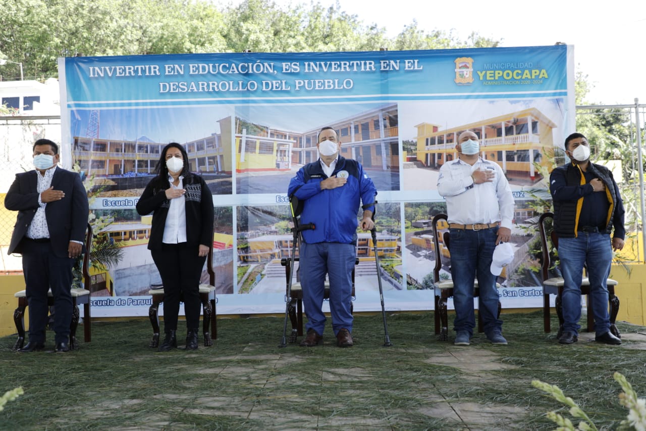 El presidente Alejandro Giammattei asiste a la inauguración de una escuela en San Pedro Yepocapa, Chimaltenango, el 18 de enero. (Foto Prensa Libre: Gobierno de Guatemala)