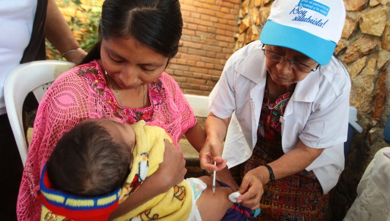 En el 2020 la cobertura de vacunación en niños menores de cinco años bajó un 6%, debido a las complicaciones generadas por la pandemia del covid-19. (Foto Prensa Libre: Hemeroteca PL)

