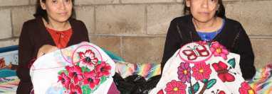 Las hermanas Francis Dalila, y Margarita Ofelia Socoy Socoy bordan servilletas, blusas y otras prendas de vestir. (Foto Prensa Libre: Víctor Chamalé)