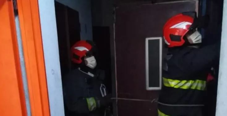 Bomberos trabajan para rescatar a dos personas atrapadas en un edificio en Argentina. (Foto Prensa Libre: Crónica.com)