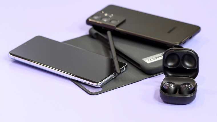 Así lucen los nuevos dispositivos de Samsung, el S21 Ultra 5G, los audífonos Buds Pro y la funda con bolígrafo SPen. (Foto Prensa Libre: EFE)