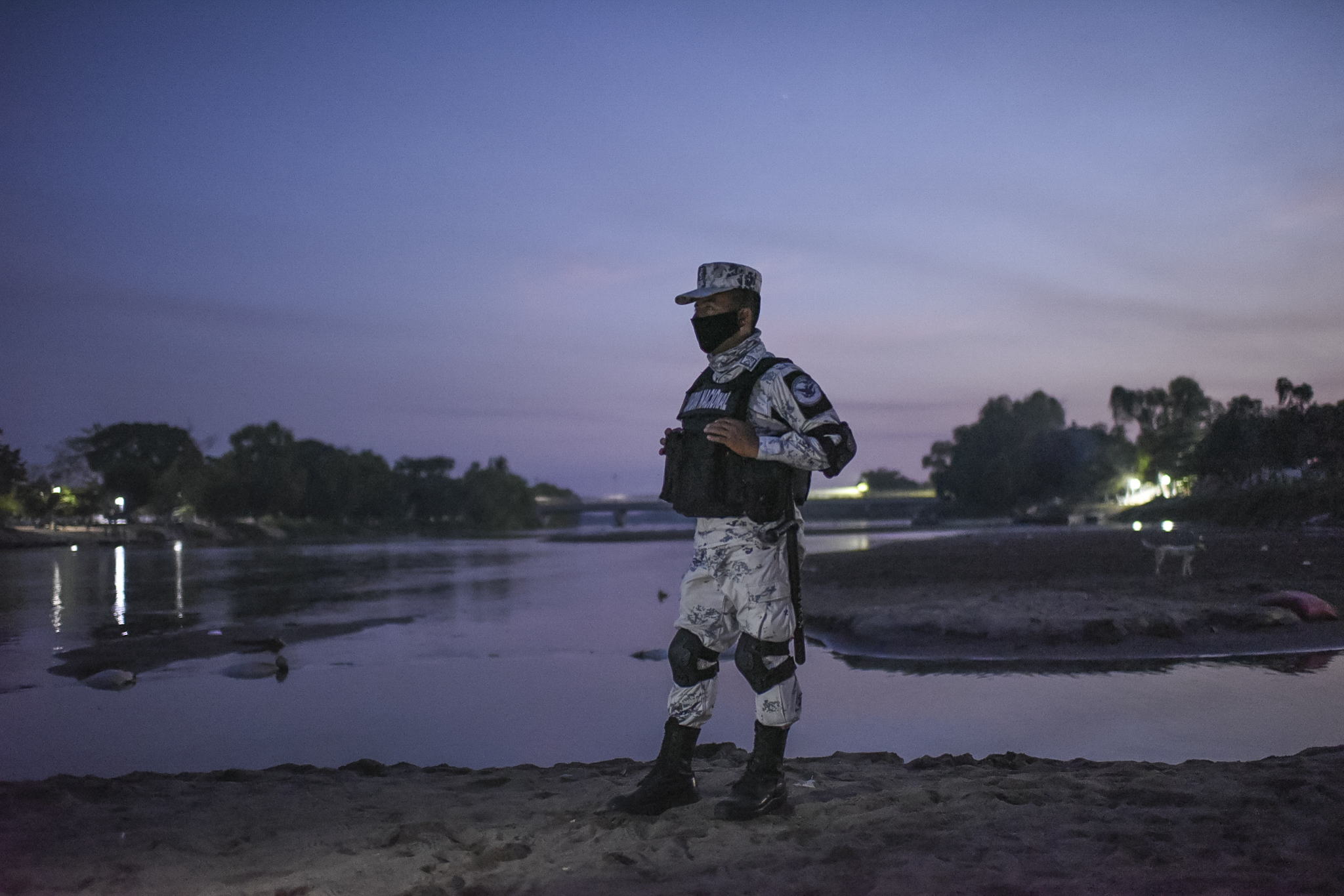 El Gobierno de México reforzó la seguridad en los límites con Guatemala por el río Suchiate para evitar el paso de migrantes hondureños. (Foto Prensa Libre: AFP)