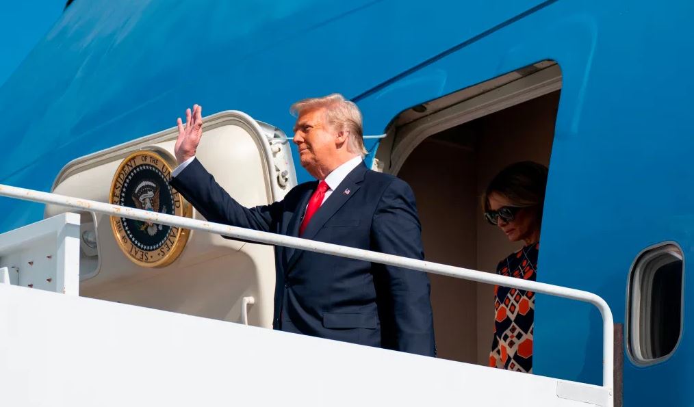 Trump indultó a varias personas días antes de que finalizara su mandato. (Foto Prensa Libre: AFP)
