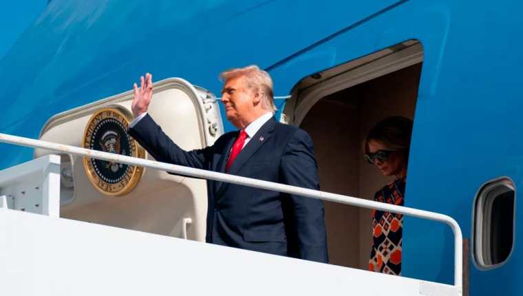 Trump indultó a varias personas días antes de que finalizara su mandato. (Foto Prensa Libre: AFP)
