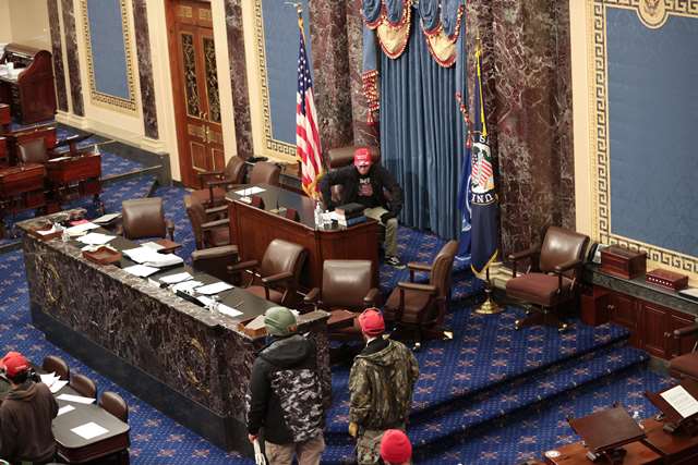 Manifestantes irrumpen en el salón del Senado. (Foto: EFE)
